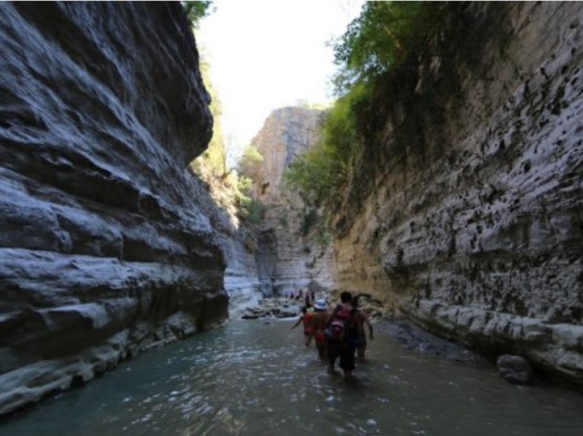 Ngjarje e rëndë/ Mbytet një turist në kanionin e Langaricës, rrezikohen turistët e tjerë