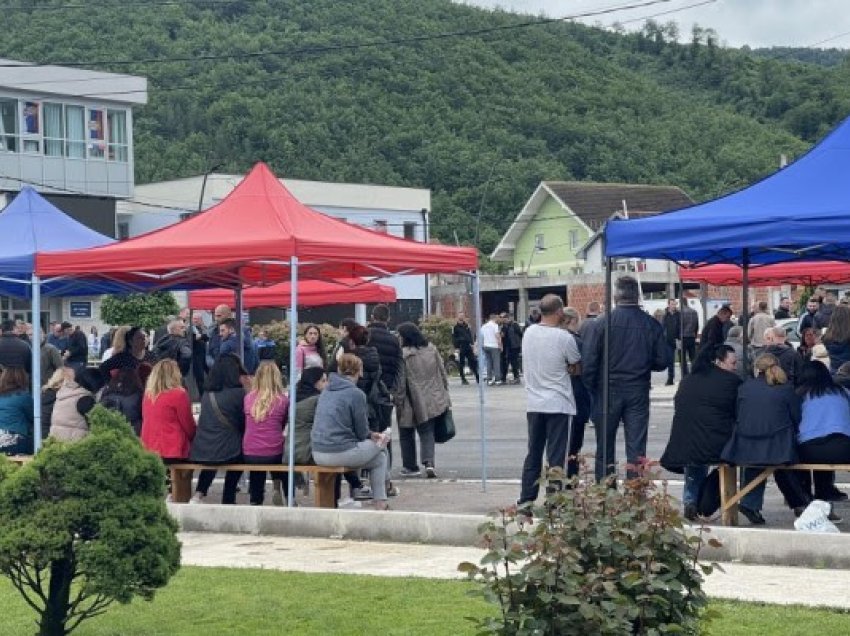 ​Sot më shumë protestues serbë në Zubin Potok, provokojnë me këngë nacionaliste