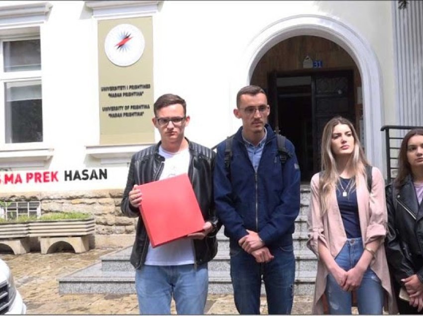 ​Studentët e duan emrin e Hasan Prishtinës në UP, dorëzohen nënshkrimet në Rektorat