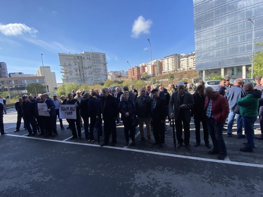 Ish-punëtorët e ”Llamkosit” protestojnë para AKP-së, kërkojnë shlyerjen e borxhit ndaj tyre