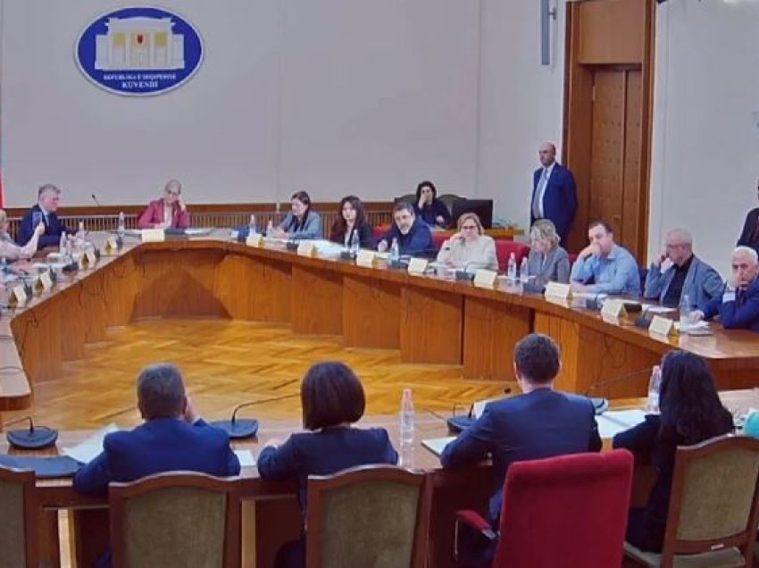 Pas tensioneve, Ministri Mete prezanton projektbuxhetin 2024 në mbledhjen e Konferencës së Kryetarëve