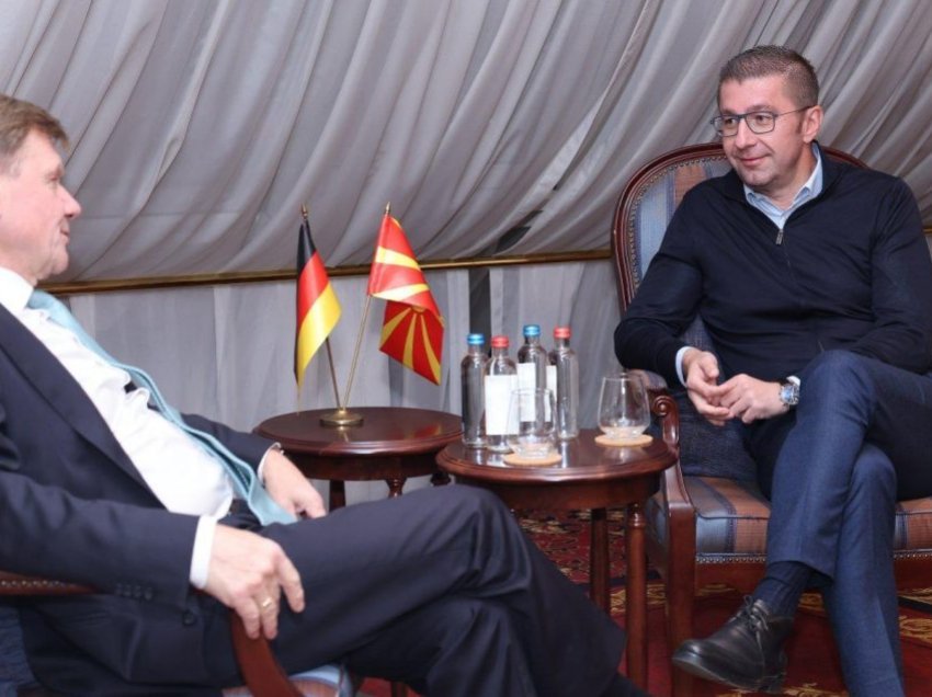 Mickoski: Qeveria keqpërdor procedurat parlamentare dhe miraton ligje në interes të saj