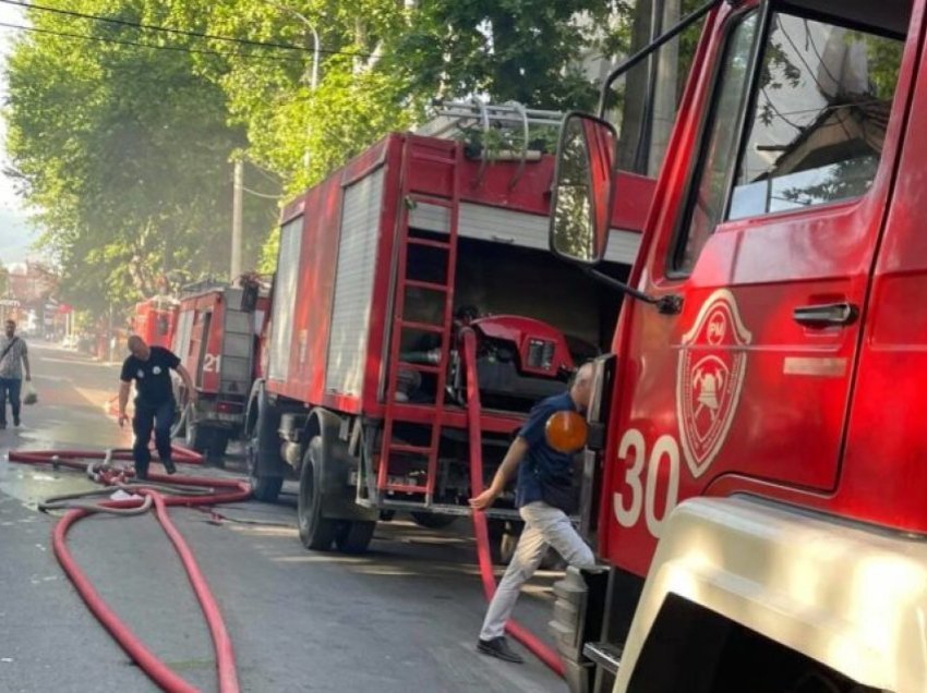 Një shtëpi ka marrë flakë në Çair, tre persona kanë përfunduar në spital