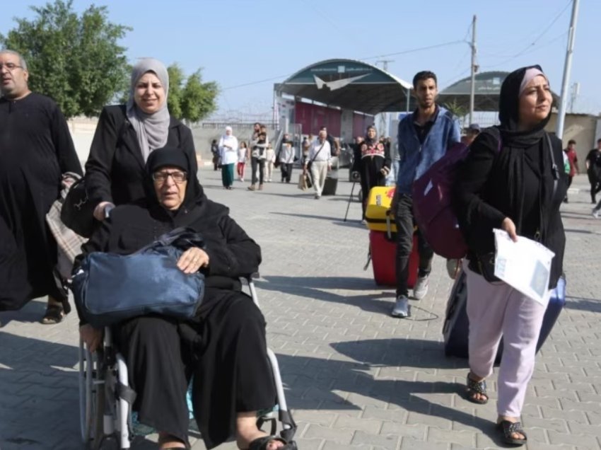 Dhjetëra persona hyjnë në pikëkalimin Rafah që lidh Gazën me Egjiptin