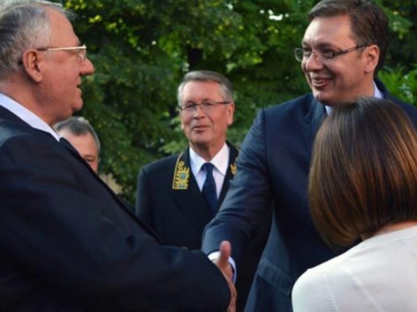 Aleksandar Vuçiq e merr pranë vetes kriminelin e luftës Sheshel, bëjnë koalicion për zgjedhjet në Beograd