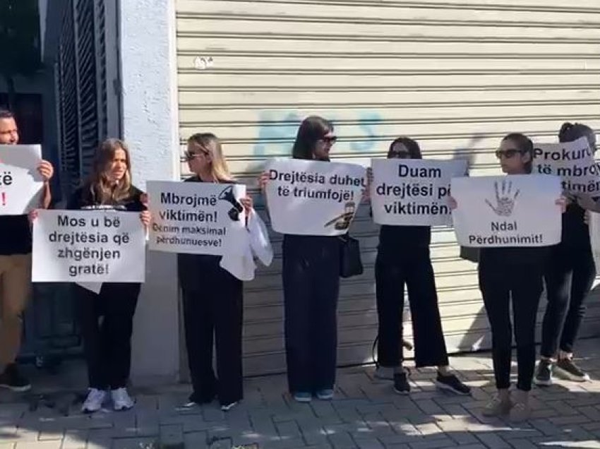 Përdhunimi i 26-vjeçares në Vlorë, shoqëria civile protestë para gjykatës: Drejtësia të triumfojë