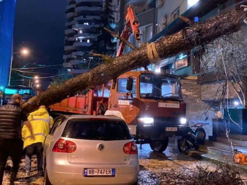 Moti i keq, apeli i Veliajt: Qytetarët të mos dalin me makinë sot e nesër që rrugët të jenë të lira për vinça dhe eskavatorë