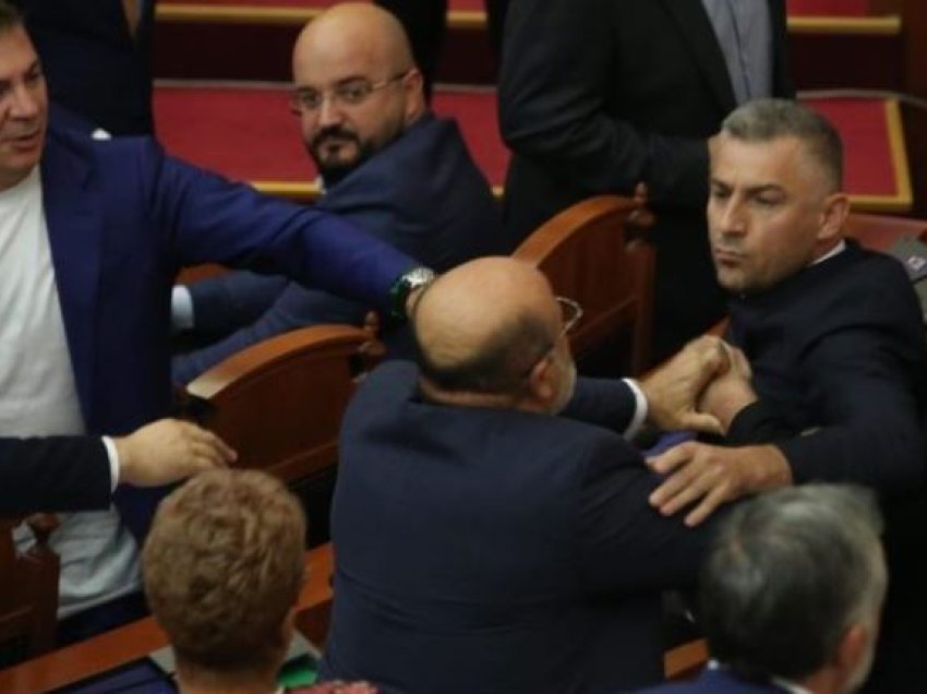 Sherri me grushte në parlament, Vullnet Sinaj paraqitet në SPAK