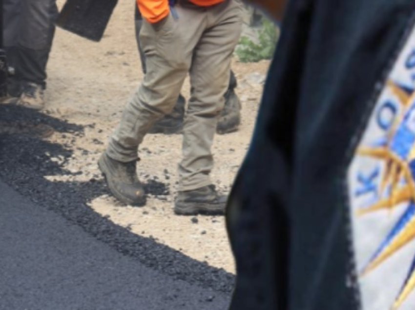 Zyrtarin komunal në Kaçanik e zë sherri me qytetarin që e kërkoi asfaltin deri te dera e shtëpisë