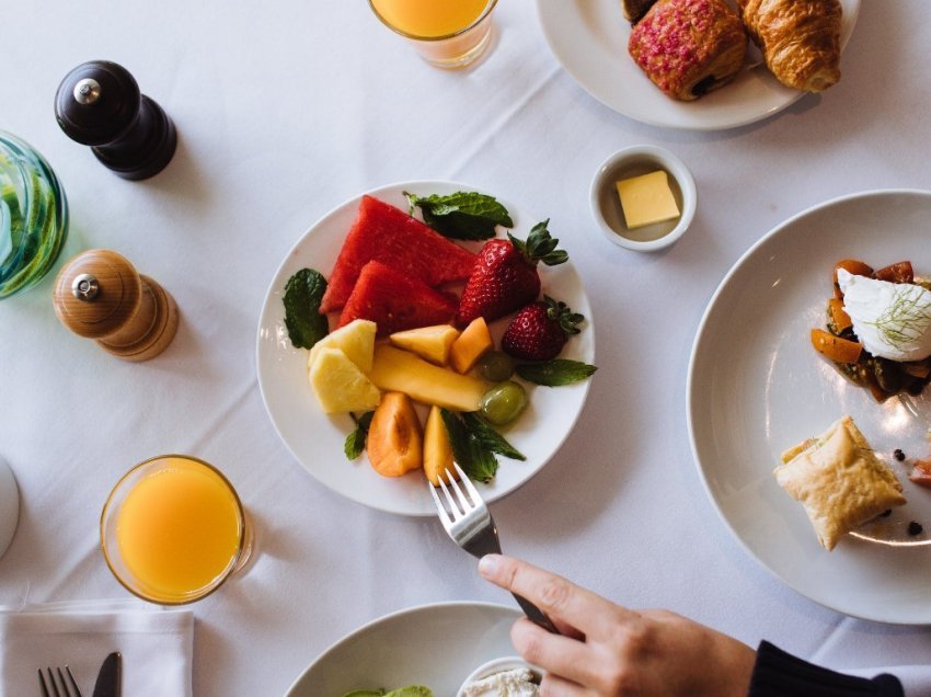 A hani fruta pas ngrënies? Ja miti i rremë që duhet ta shmangni