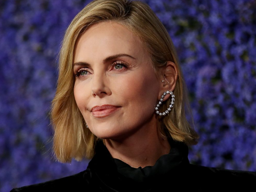 Charlize Theron kujton traumën e shkaktuar kur e ëma i qëlloi për vdekje të atin para syve të saj