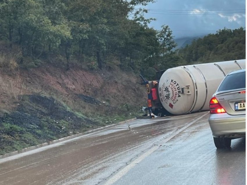 Përmbyset autoboti me targa të huaja në Përrenjas, rëndohet trafiku