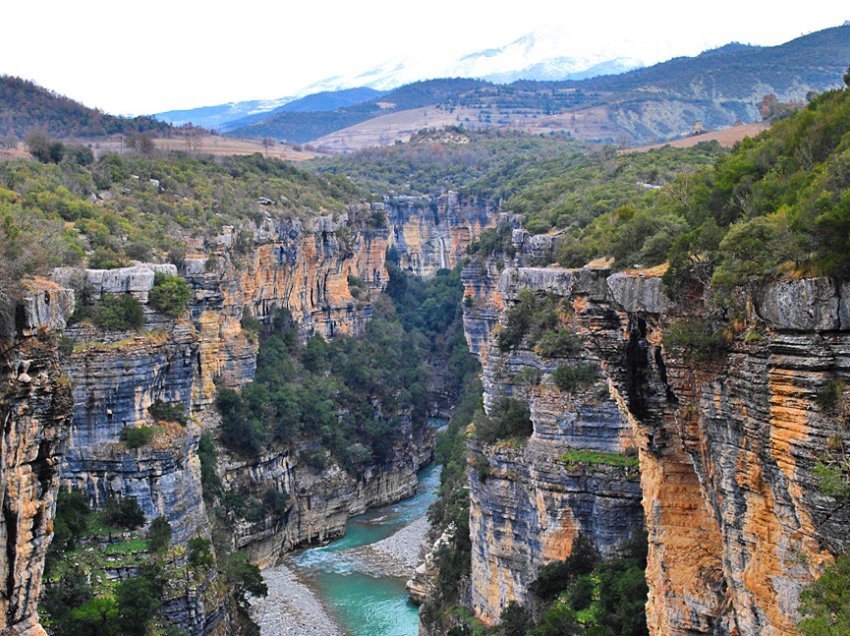 Përmet, evakuohen 23 turistë, u bllokuan në lumin Langaricë