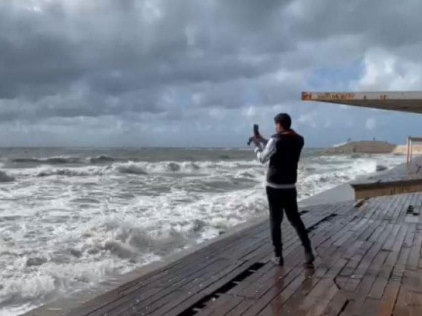 S’ka më fundjava plazhi, mot i paqëndrueshëm me erë dhe dallgë në bregdet