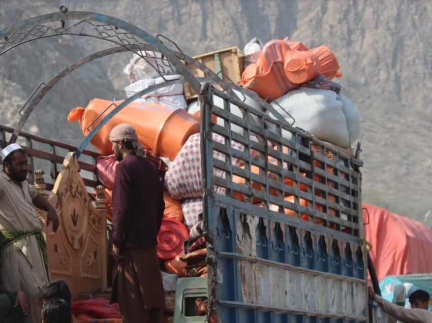 Rreth 15.000 refugjatë afganë largohen prej Pakistanit brenda 24 orëve