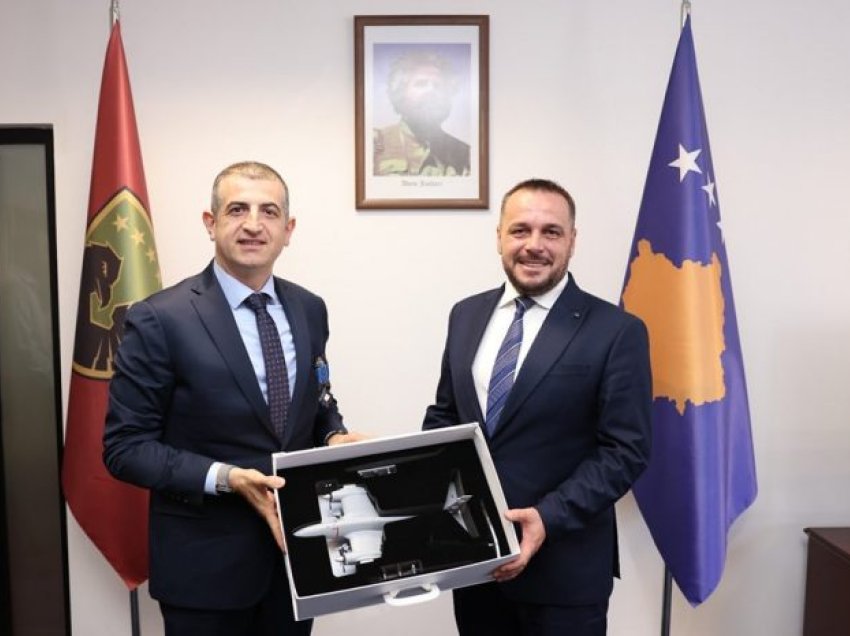 Maqedonci e nderon me medalje pronarin e kompanisë së dronëve “Bayraktar”