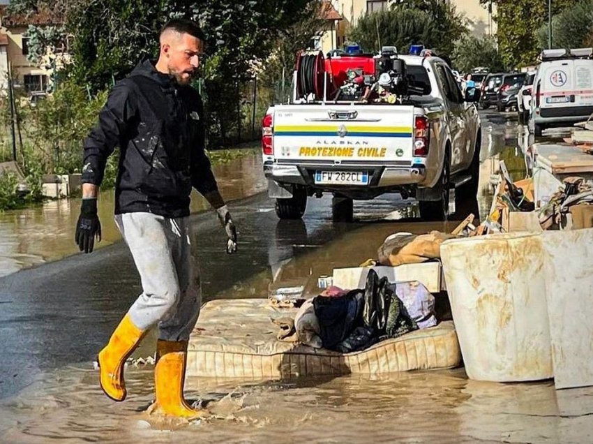 Kapiteni i Fiorentinës merr lopatën për të pastruar rrugët!