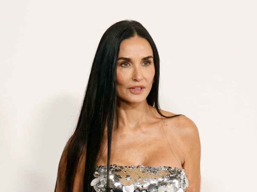 Demi Moore shkëlqeu me fustan të ngushtë, ajo duket më mirë se 10 vjet më parë