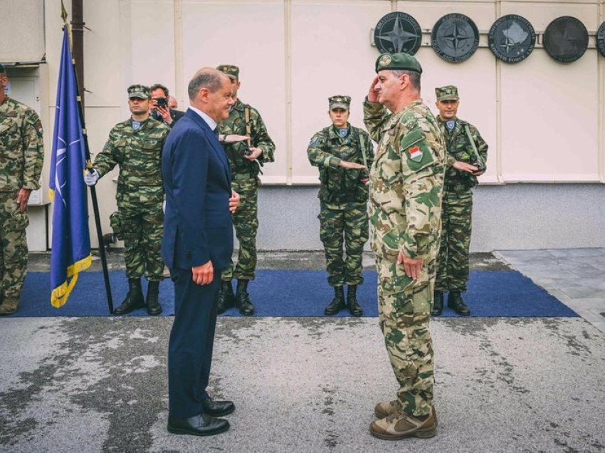 “KFOR në gatishmëri”/ Eksperti i sigurisë zbërthen mesazhin e Olaf Scholz, ja çfarë pritet të ndodhë në Kosovë