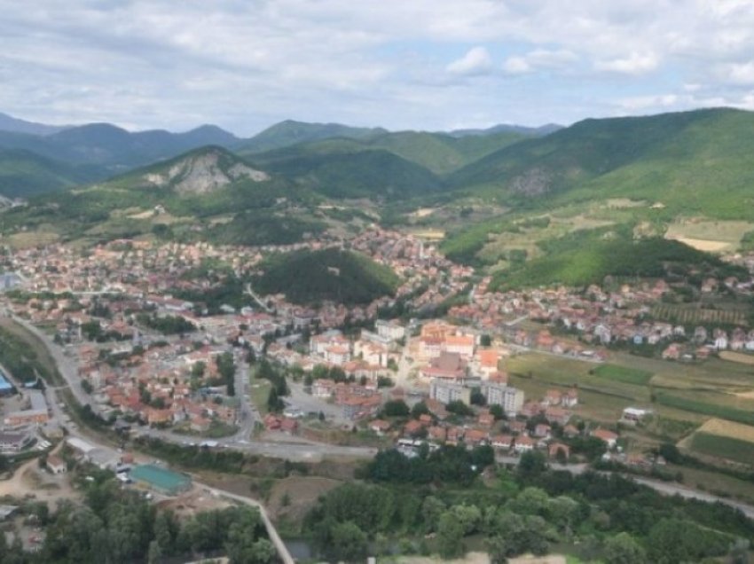 Dy vetë të paautorizuar ndërruan disa shenja të trafikut në Leposaviq