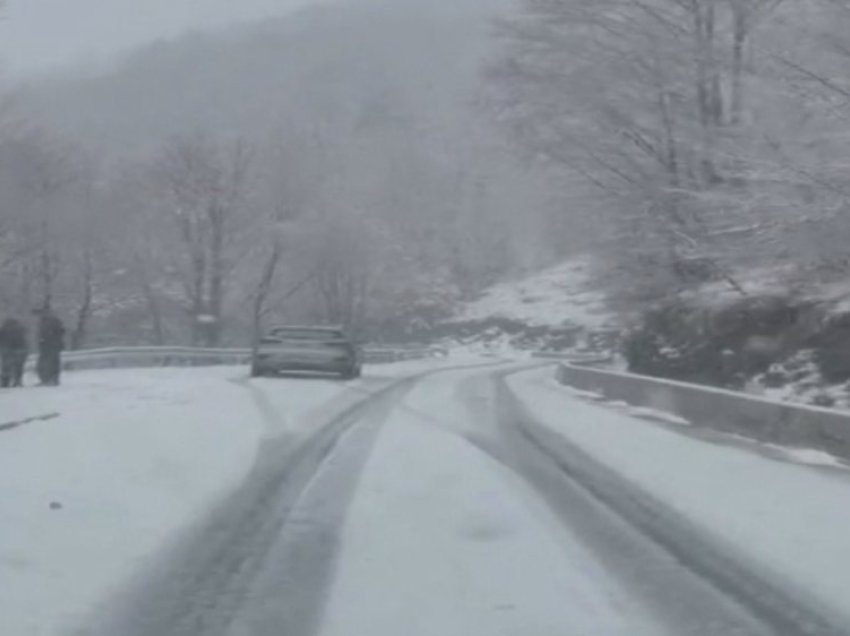 Nis dëbora, rrebeshe shiu dhe erë e fortë në disa zona