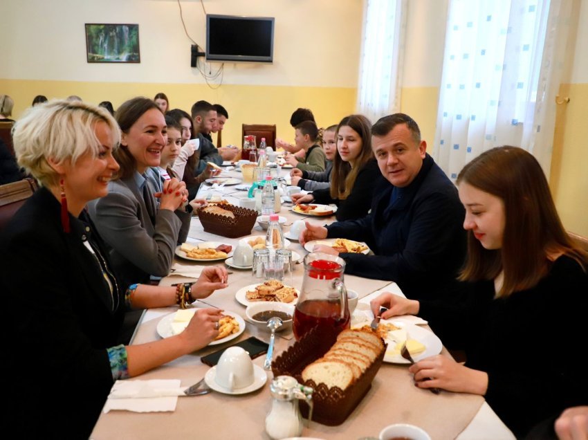 Taulant Balla pret në Durrës fëmijët e oficerëve të policisë së Ukrainës: Kur Luhansk të çlirohet, ju do të ktheheni