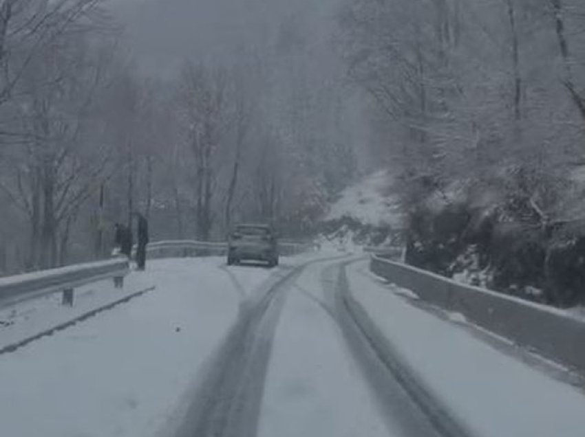 I ftohti ‘mbërthen’ vendin, rruga në Qafë Thore mbulohet nga bora