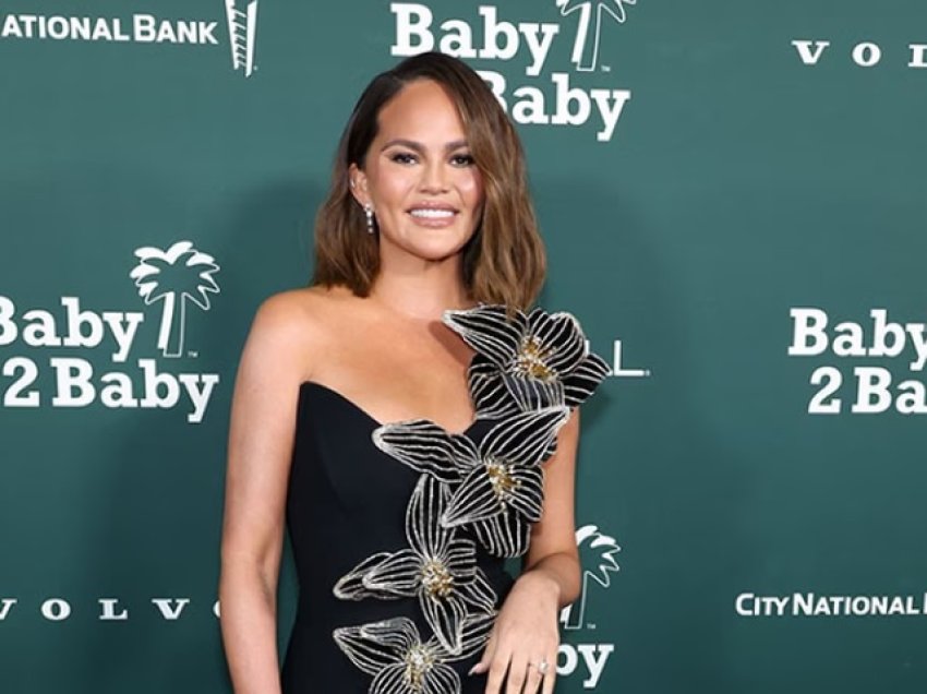 Chrissy Teigen i prishet fustani në mbrëmjen gala