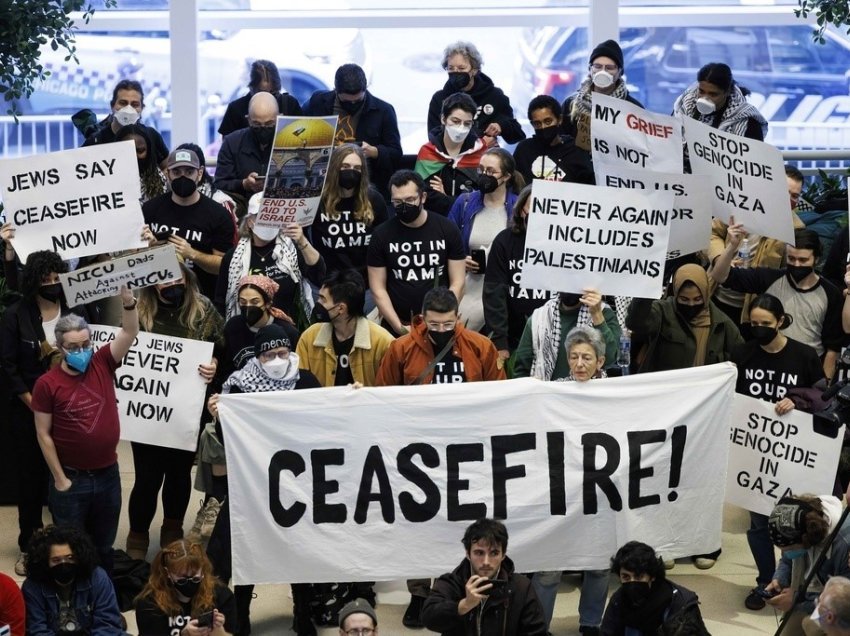 Qindra aktivistë hebrenj dhe aleatët e tyre protestojnë në konsullatën izraelite në Çikago