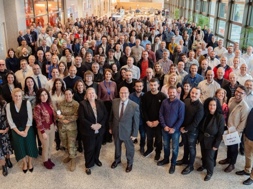 Hovenier poston fotografi me qytetarët që punojnë në Ambasadë të SHBA-së: Faleminderit!