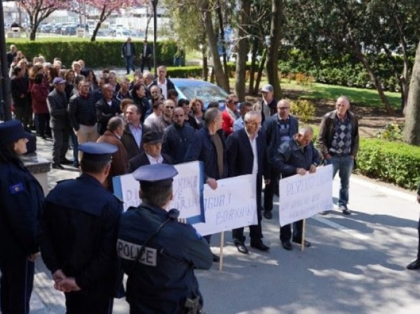 Punëtorët teknikë të QMF-ve dhe të shkollave, të marten protestojnë para Komunës së Prishtinës