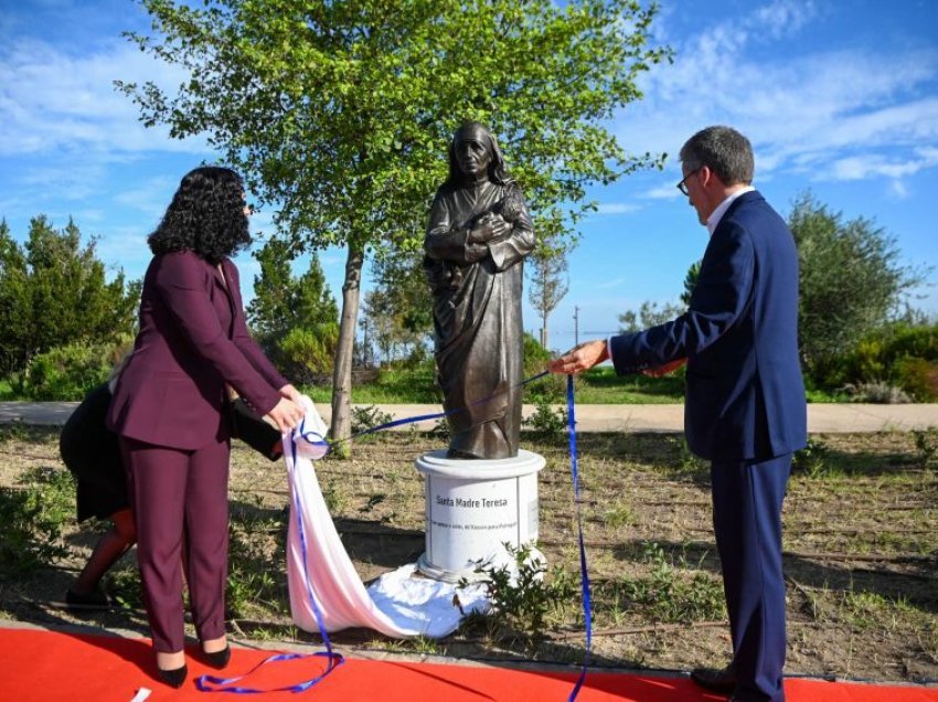 Përurohet shtatorja e Nënë Terezës në Lisbonë, merr pjesë edhe presidentja Osmani