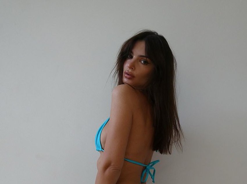 Emily Ratajkowski shfaqet me bikini blu, teksa promovon linjën e saj të bikineve “Inamorata”