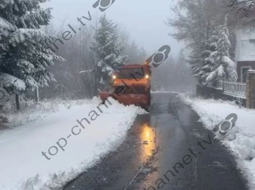 Pamjet/ Zbardhet Korça, trashësia e dëborës arrin deri në 20 cm