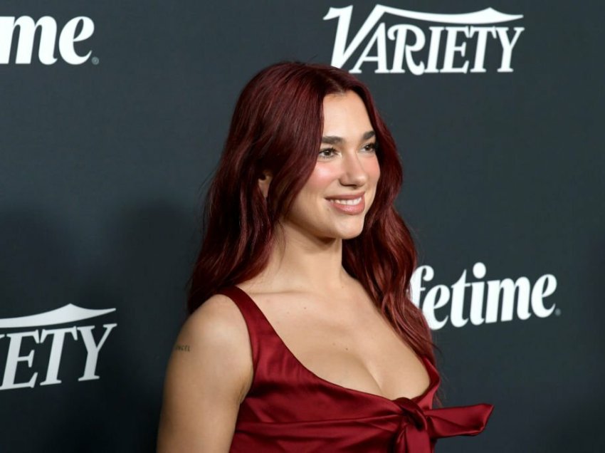 Dua Lipa shkëlqen me dukjen e re në të kuqe, në eventin “Variety’s Power of Women”