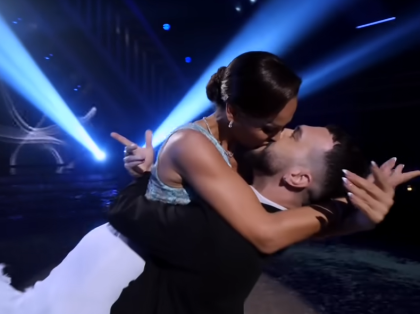 E papritur në DWTS! Xhuliana Nura puth në buzë balerinin