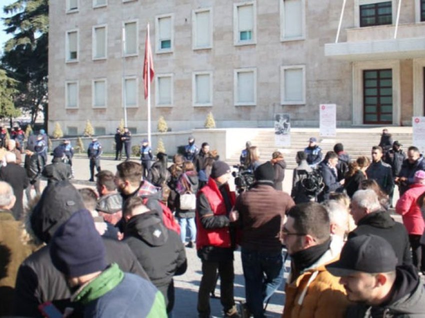 Studentët në Kosovë dhe Shqipëri tregojnë arsyet që po i shtyjnë të emigrojnë drejt shteteve tjera