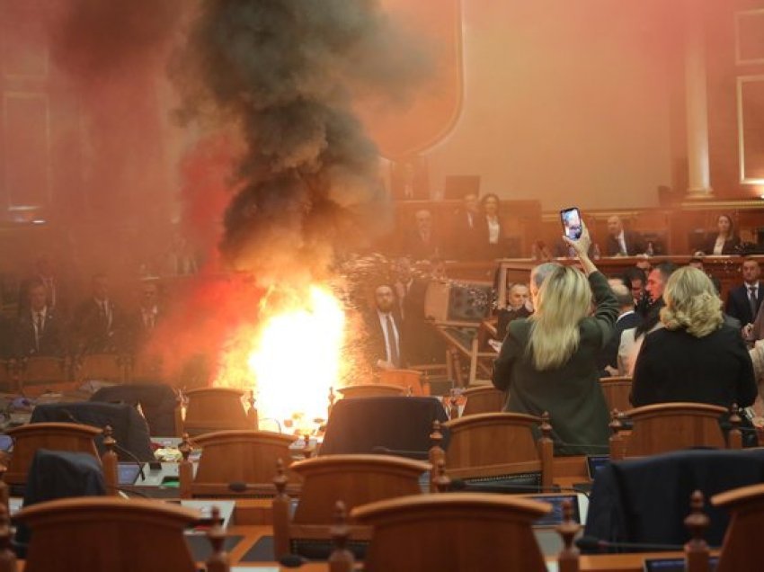 “Opozita në Shqipëri hedh tymuese në Parlament”, BBC: Protestojnë kundër asaj që e quajnë sundimi autoritar i PS