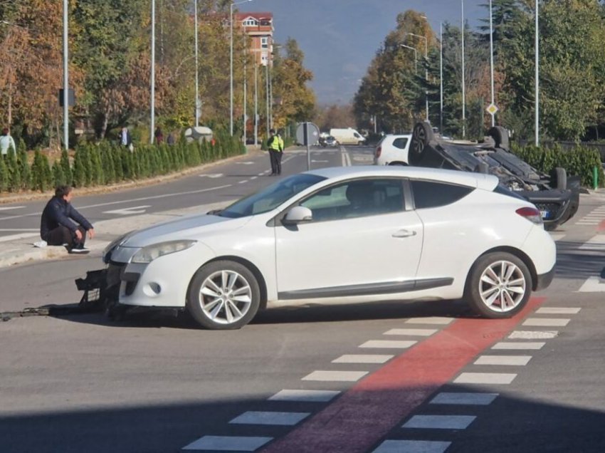 Një veturë është përmbysur në kryqëzimin e ri në Komunën e Aerodromit