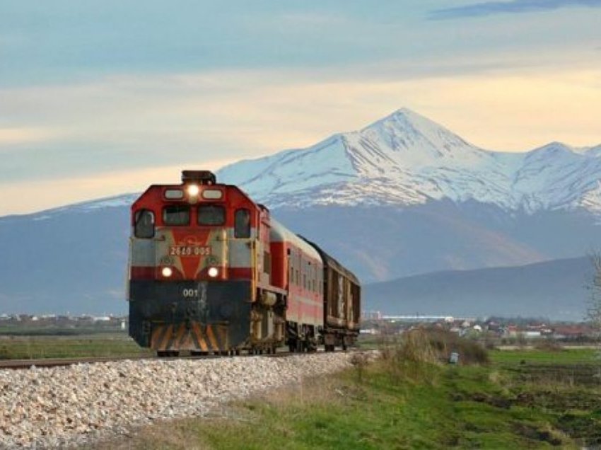 Përplasje treni me furgon, dy persona kanë përfunduar në spital