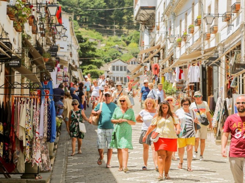 Dyfishohen net-qëndrimet e turistëve në Shqipëri