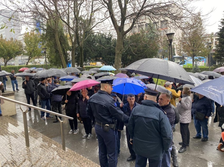 Protestojnë para komunës punëtorët teknikë të QMF-ve e disa shkollave në Prishtinë