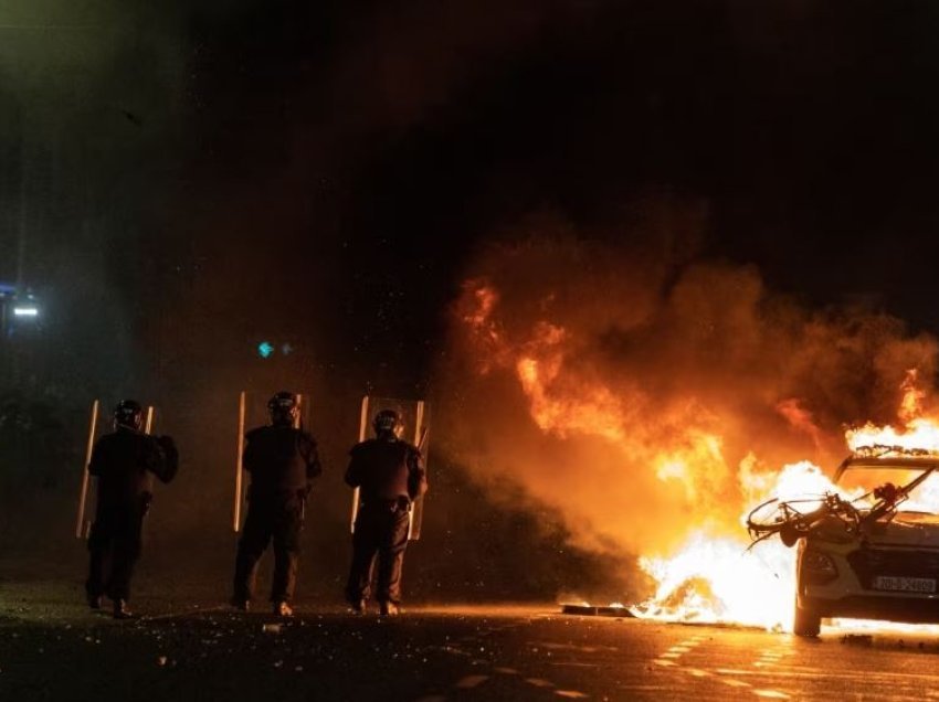 Sulmi me thikë në afërsi të shkollës, ‘shpërthejnë’ protesta të dhunshme në Dublin