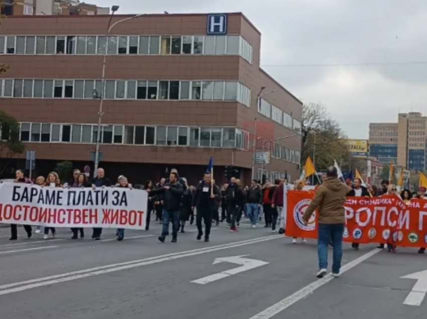 Administratorët e disa institucioneve protesojnë para Kuvendit të RMV-së