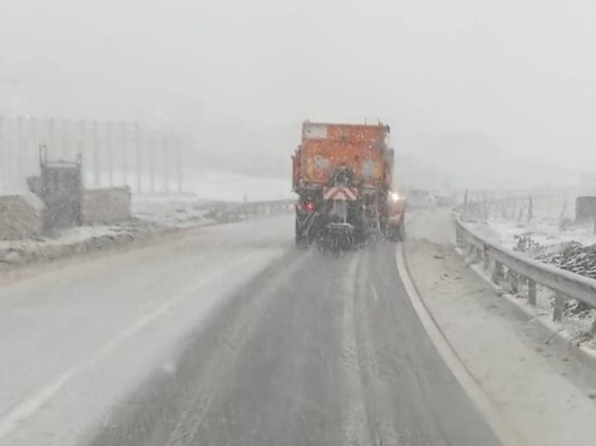 Reshje dëbore në Qafë Thanë, ARRSH: Borëpastruese në terren, shpërndarje kripe