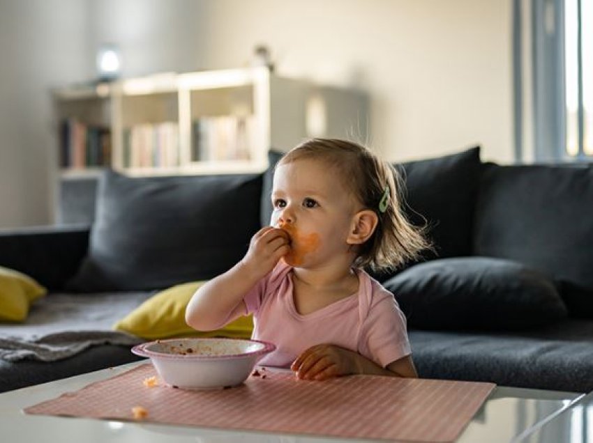 Pse nuk duhet t’i lini fëmijët të hanë para një televizori apo telefoni