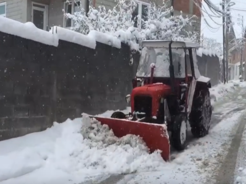 Borë e madhe në fshatrat e Dragashit, banorët po pastrojnë rrugët në mënyrë vullnetare