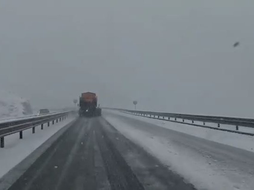 Reshjet e dëborës shkaktojnë probleme në Rrugën e Kombit, dëmtohen edhe disa linja elektrike