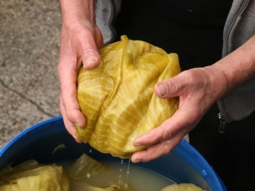 Çfarë duhet t’i shtoni lakrës turshi? Një bimë parandalon prishjen dhe përmirëson shijen