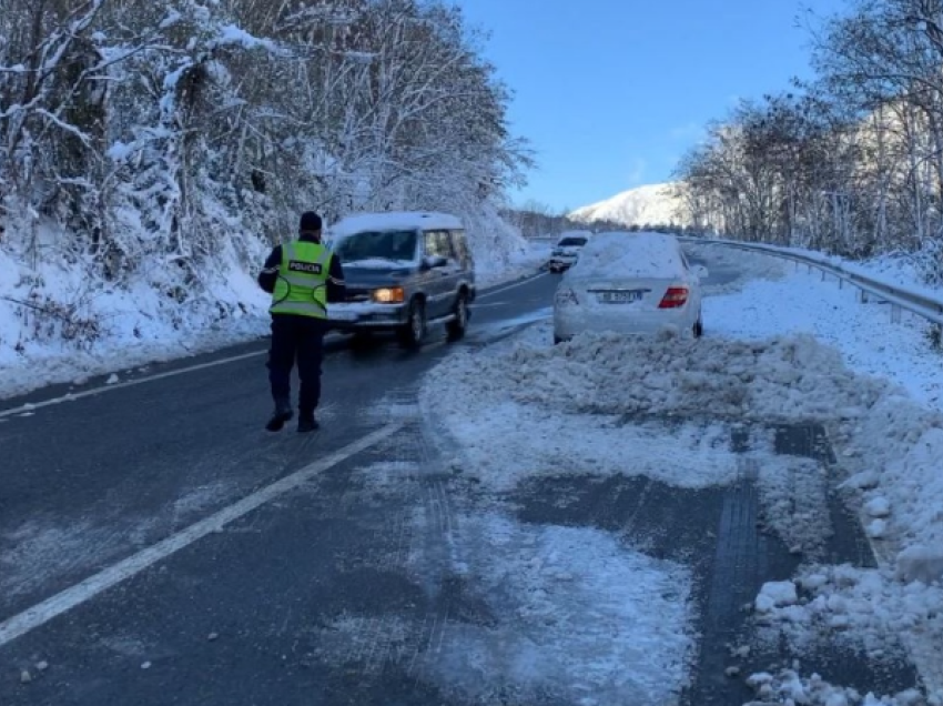 Kujdes nga ngricat! Zhbllokohen rrugët por në disa akse duhen zinxhirë